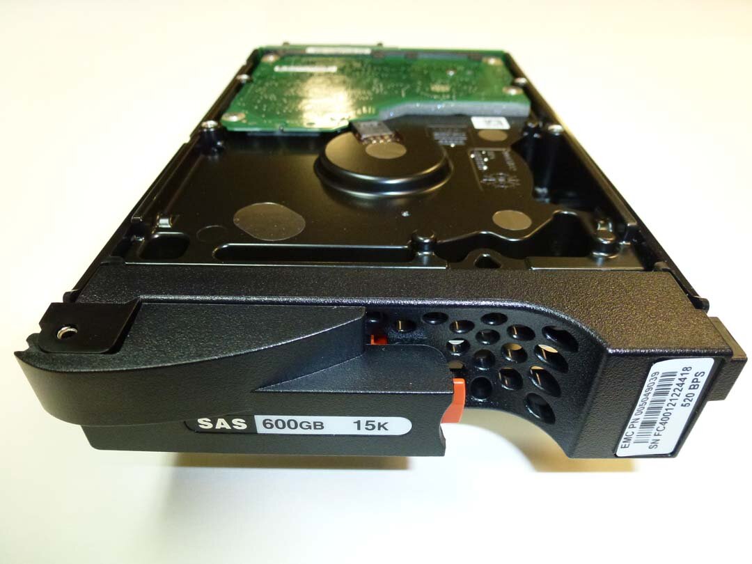 V2-PS15-600 Жесткий диск EMC 600GB 15K SAS LFF (3.5) Drive for VNXE3150