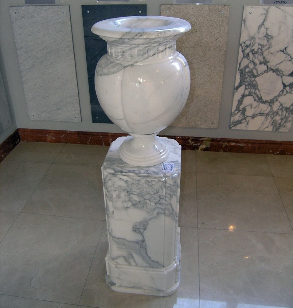 Crumar Ваза с пъедисталом из мрамора Blanco Statuario (Crumar)