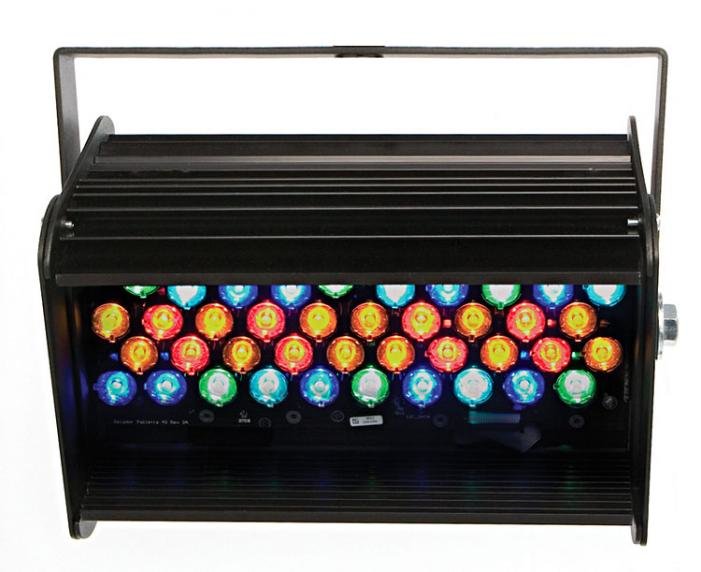 ETC LUSTR CLASSIC 11 CE Прожектор светодиодный. Цветной х7 Color System LED-источник 26 град. (40 LED 2.5 Вт), DMX-512 (5-pin XLR). Чёрный.