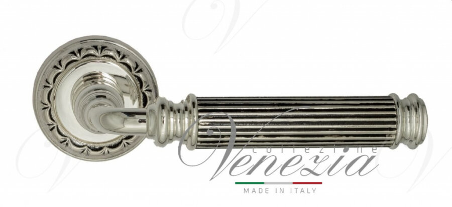 Ручка дверная Ручка дверная на круглой розетке Venezia Mosca D2 натуральное серебро + черный